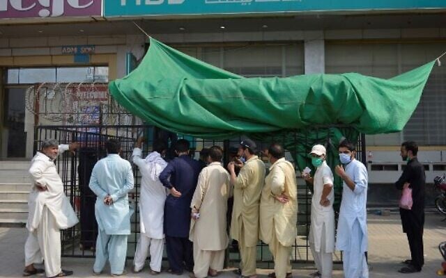 People wait for their turn outside a bank in Islamabad on June 23, 2020, after the COVID-19 coronavirus cases continue to rise. (Farooq NAEEM / AFP) People wait for their turn outside a bank in Islamabad on June 23, 2020, after the COVID-19 coronavirus cases continue to rise. (Farooq NAEEM / AFP)