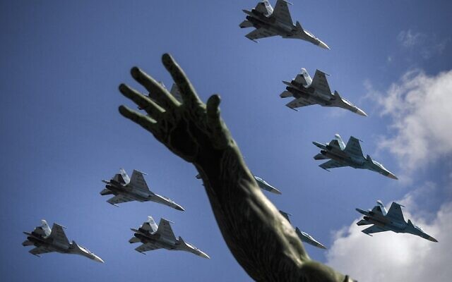 Russian Sukhoi Su-35S fighter aircrafts, Su-34 military fighter jets and Su-30SM jet fighters fly over Red Square during a military parade, which marks the 75th anniversary of the Soviet victory over Nazi Germany in World War Two, in Moscow on June 24, 2020. (Alexander NEMENOV / AFP) Russian Sukhoi Su-35S fighter aircrafts, Su-34 military fighter jets and Su-30SM jet fighters fly over Red Square during a military parade, which marks the 75th anniversary of the Soviet victory over Nazi Germany in World War Two, in Moscow on June 24, 2020. (Alexander NEMENOV / AFP)