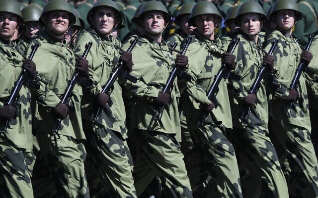 Russian servicemen wearing historical uniforms march in Red Square during a military parade, which marks the 75th anniversary of the Soviet victory over Nazi Germany in World War II, in Moscow on June 24, 2020. (Pavel Golovkin / POOL / AFP) Russian servicemen wearing historical uniforms march in Red Square during a military parade, which marks the 75th anniversary of the Soviet victory over Nazi Germany in World War II, in Moscow on June 24, 2020. (Pavel Golovkin / POOL / AFP)
