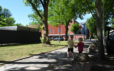 Children approach the Rosj Pina Jewish school building in Amsterdam, May 25, 2020. (Cnaan Liphshiz/ JTA)