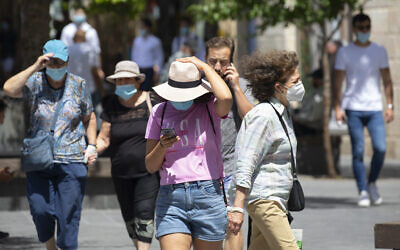 Jerusalemites wearing face masks on June 11, 2020. (Olivier Fitoussi/Flash90)