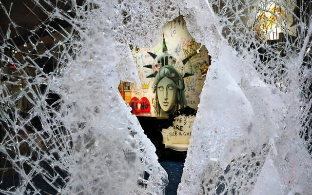 A Statue of Liberty painting is seen through a smashed Dolce and Gabbana store window, June 1, 2020, in the SoHo neighbourhood of New York. (Mark Lennihan/AP) A Statue of Liberty painting is seen through a smashed Dolce and Gabbana store window, June 1, 2020, in the SoHo neighbourhood of New York. (Mark Lennihan/AP)