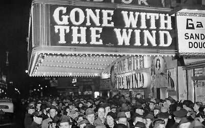 A crowd gathers outside the Astor Theater on Broadway during the premiere of 'Gone With the Wind' in New York, December 19, 1939. (AP Photo)