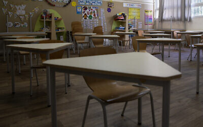 A classroom is empty at an elementary school in Tel Aviv, April 30, 2020. (Sebastian Scheiner/AP)