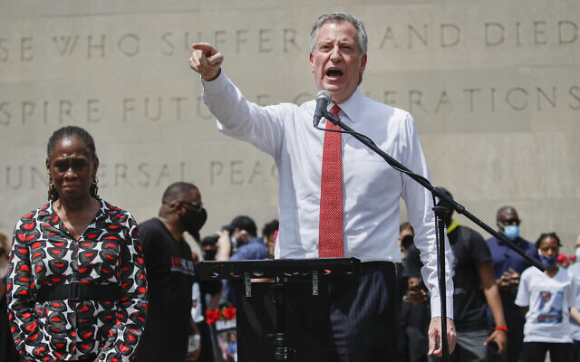 New York City Mayor Bill de Blasio speaks alongside his wife Chirlane McCray during a memorial service for George Floyd at Cadman Plaza Park in the Brooklyn borough of New York, June 4, 2020. (AP Photo/John Minchillo) New York City Mayor Bill de Blasio speaks alongside his wife Chirlane McCray during a memorial service for George Floyd at Cadman Plaza Park in the Brooklyn borough of New York, June 4, 2020. (AP Photo/John Minchillo)
