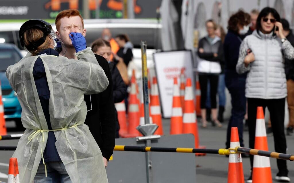 New Zealanders undergo coronavirus testing, April 17, 2020. (AP Photo/Mark Baker)