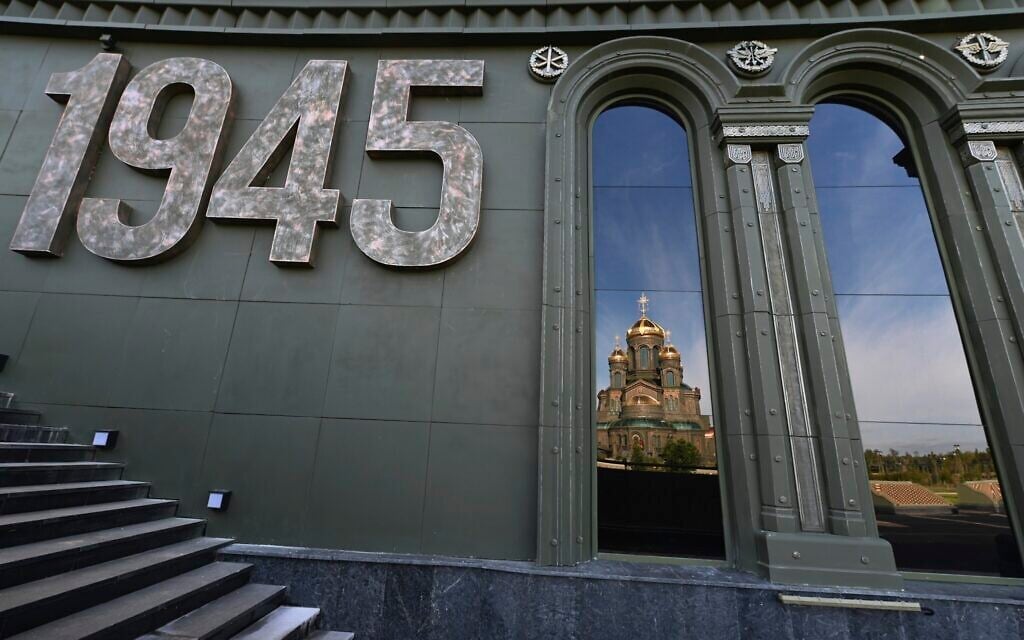 The country's new Cathedral of Russian Armed Forces, seen through part of the architectural ensemble. (Igor Palkin, Russian Orthodox Church Press Service)