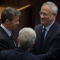 Yoaz Hendel (L) and Benny Gantz (R) at the Knesset on May 13, 2019. (Noam Revkin Fenton/Flash90)