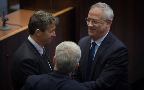 Yoaz Hendel (L) and Benny Gantz (R) at the Knesset on May 13, 2019. (Noam Revkin Fenton/Flash90)