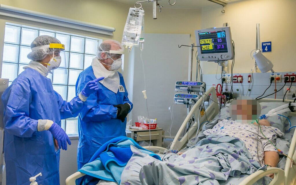 A medical team at the coronavirus unit at Ichilov hospital, Tel Aviv, Israel, May 4, 2020. (Yossi Aloni/Flash90) A medical team at the coronavirus unit at Ichilov hospital, Tel Aviv, Israel, May 4, 2020. (Yossi Aloni/Flash90)
