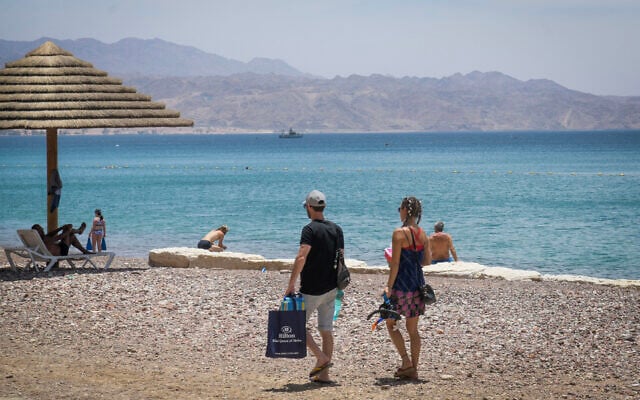 People at the Red Sea in the southern city of Eilat on May 13, 2020. (Yossi Zeliger/Flash90)