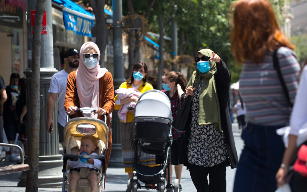 Israelis wearing face masks walk in Jerusalem on June 2, 2020. (Olivier Fitoussi/Flash90) Israelis wearing face masks walk in Jerusalem on June 2, 2020. (Olivier Fitoussi/Flash90)