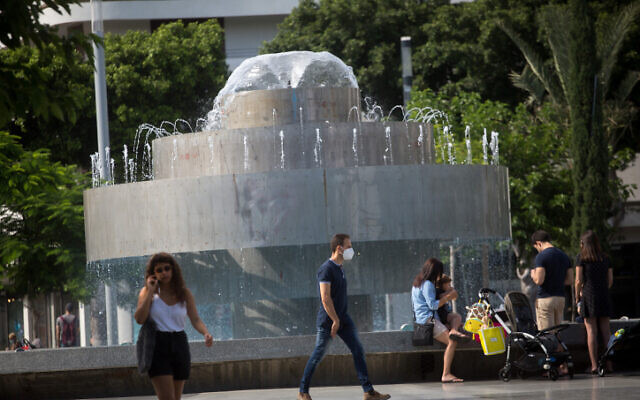 Israelis, some wearing protective face masks and some not, in Tel Aviv on June 9, 2020. (Miriam Alster/Flash90) Israelis, some wearing protective face masks and some not, in Tel Aviv on June 9, 2020. (Miriam Alster/Flash90)