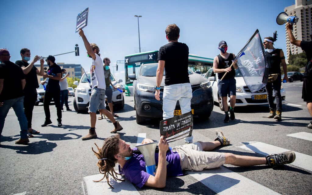 Israelis from the culture and arts industry clash with police during a protest outside the Finance Ministry in Jerusalem on June 15, 2020 (Yonatan Sindel/Flash90) Israelis from the culture and arts industry clash with police during a protest outside the Finance Ministry in Jerusalem on June 15, 2020 (Yonatan Sindel/Flash90)