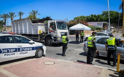 Police officers at the entrance to the city of Elad, June 24, 2020 (Flash90)