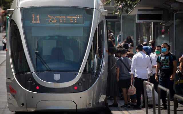 Israelis wearing face masks are seen on Jaffa Street in Jerusalem on June 28, 2020. (Yonatan Sindel/Flash90) Israelis wearing face masks are seen on Jaffa Street in Jerusalem on June 28, 2020. (Yonatan Sindel/Flash90)
