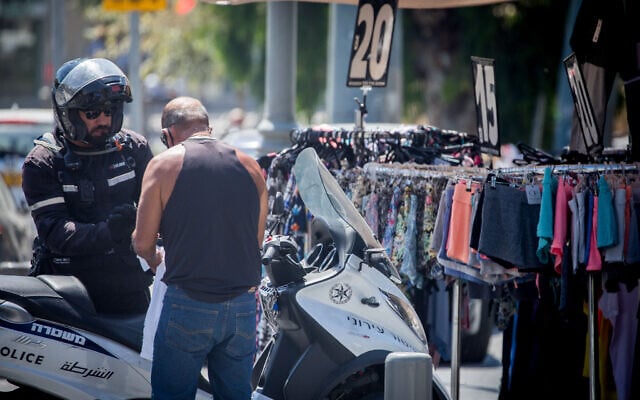 Police enforce coronavirus hygiene regulations on Jaffa Street in Jerusalem, June 28, 2020. (Yonatan Sindel/Flash90) Police enforce coronavirus hygiene regulations on Jaffa Street in Jerusalem, June 28, 2020. (Yonatan Sindel/Flash90)
