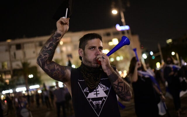 Israelis protest against Prime Minister Benjamin Netanyahu and the so-called Corona Law in Tel Aviv, June 4, 2020. (Tomer Neuberg/Flash90) Israelis protest against Prime Minister Benjamin Netanyahu and the so-called Corona Law in Tel Aviv, June 4, 2020. (Tomer Neuberg/Flash90)