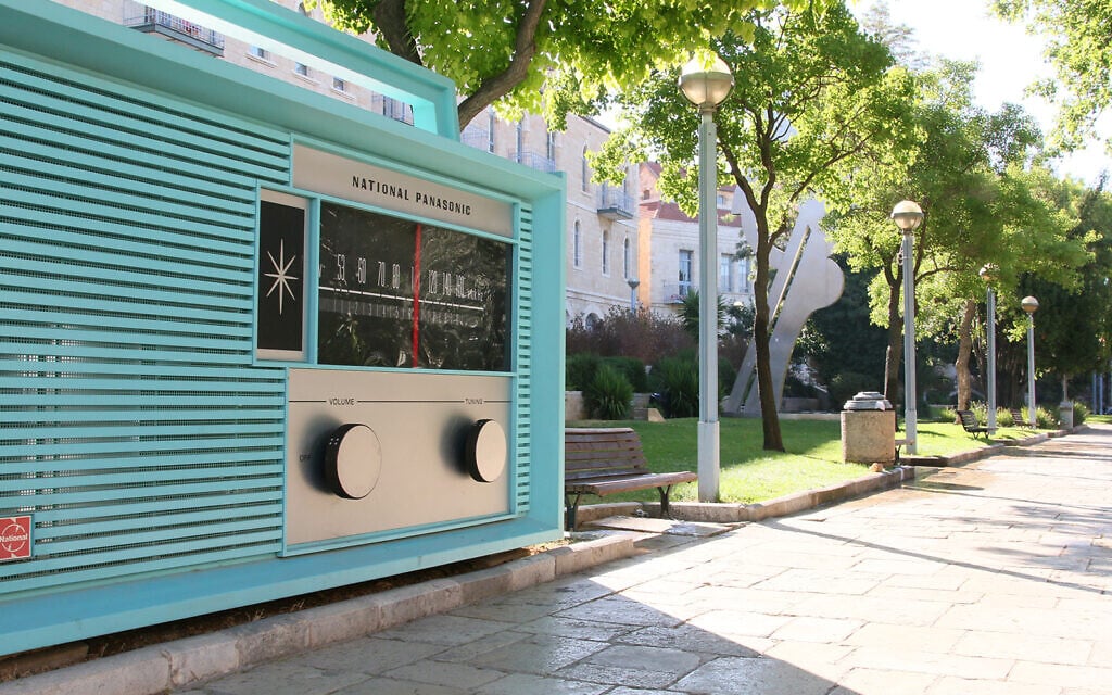 A giant radio visitors can play music on in Jerusalem's Daniel Garden, located on Jaffa Road. (Shmuel Bar-Am)