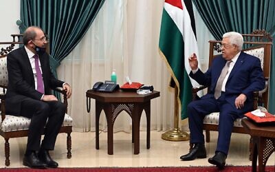 Jordanian Foreign Minister Ayman Safadi (left) meets with Palestinian Authority President Mahmoud Abbas in Ramallah, on June 18, 2020 (Wafa news agency)