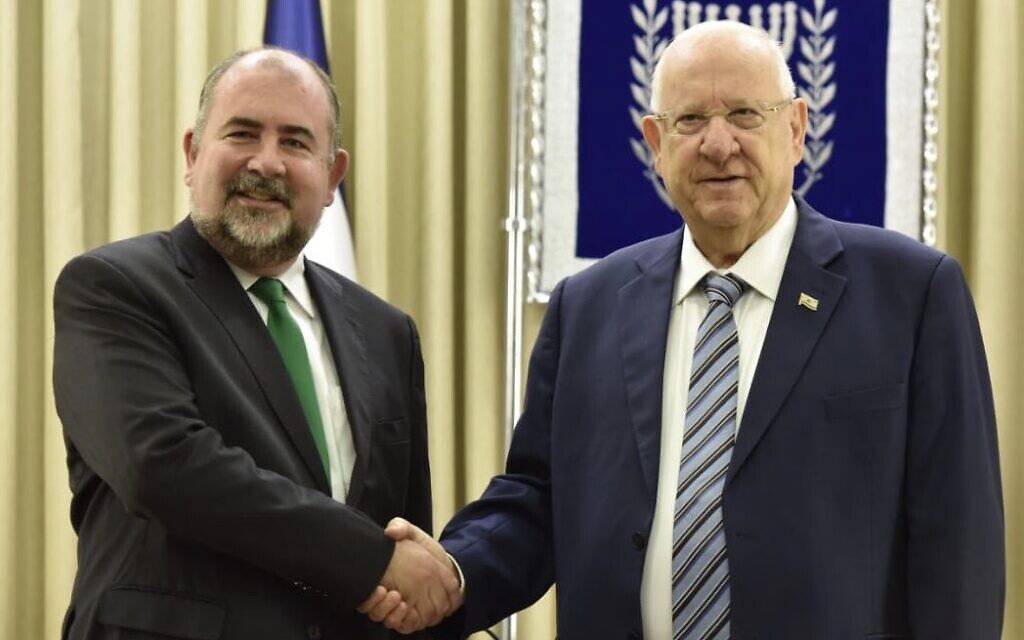 Ambassador Kyle O'Sullivan (L) presents his credentials to President Reuven Rivlin, August 7, 2019 (Irish Embassy in Israel/Twitter) Ambassador Kyle O'Sullivan (L) presents his credentials to President Reuven Rivlin, August 7, 2019 (Irish Embassy in Israel/Twitter)