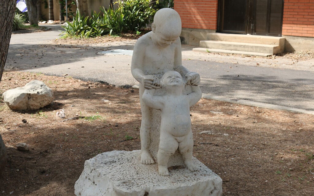 A sculpture by Avraham Portugali in Kibbutz Ma'agan Michael, near Haifa. (Shmuel Bar-Am)