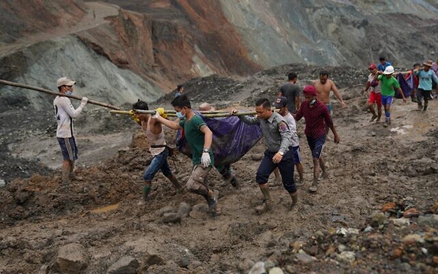 Rescuers recover bodies near a landslide area in a jade mining site in Hpakhant in Kachin state on July 2, 2020 (Zaw Moe Htet / AFP) Rescuers recover bodies near a landslide area in a jade mining site in Hpakhant in Kachin state on July 2, 2020 (Zaw Moe Htet / AFP)