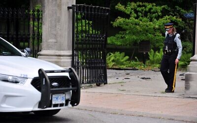 Canadian police stand guard outside Rideau Hall in Ottawa, Canada on July 2, 2020, after an armed man who entered the grounds was arrested in the property that is home to Prime Minister Justin Trudeau and the country's governor general (Mohamed KADRI / AFP)