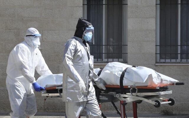 A Palestinian medical team transports the body of person who died of the COVID-19 disease from the military hospital in the West Bank city of Nablus, on July 9, 2020. (JAAFAR ASHTIYEH / AFP)