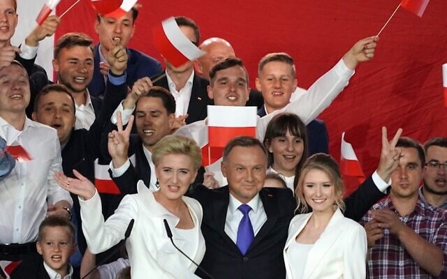 Polish President Andrzej Duda flashes V-signs after addressing supporters with his wife Agata (L) as exit poll results were announced during the presidential election in Pultusk, Poland, on July 12, 2020 (JANEK SKARZYNSKI / AFP) Polish President Andrzej Duda flashes V-signs after addressing supporters with his wife Agata (L) as exit poll results were announced during the presidential election in Pultusk, Poland, on July 12, 2020 (JANEK SKARZYNSKI / AFP)