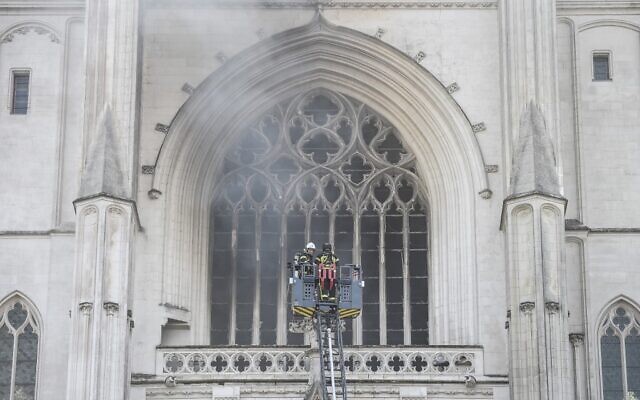 Firefighters work to put out a fire at the Saint-Pierre-et-Saint-Paul cathedral in Nantes, western France, on July 18, 2020.  (Sebastien SALOM-GOMIS / AFP)