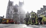Firefighters work to put out a fire at the Saint-Pierre-et-Saint-Paul cathedral in Nantes, western France, on July 18, 2020 (Sebastien SALOM-GOMIS / AFP)