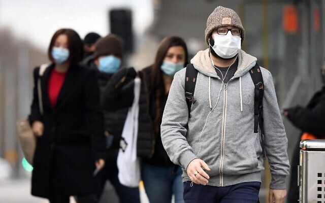 Commuters walk past Melbourne's Flinders Street Station on July 23, 2020, on the first day of the mandatory wearing of face masks in public areas as the city experiences an outbreak of the COVID-19 coronavirus. (William WEST / AFP) Commuters walk past Melbourne's Flinders Street Station on July 23, 2020, on the first day of the mandatory wearing of face masks in public areas as the city experiences an outbreak of the COVID-19 coronavirus. (William WEST / AFP)