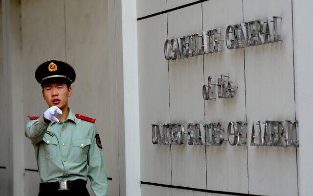 This file photo taken on September 18, 2012 shows a Chinese paramilitary policeman gesturing to photographers at the entrance to the US consulate in Chengdu, southwest China's Sichuan province (GOH Chai Hin / AFP) This file photo taken on September 18, 2012 shows a Chinese paramilitary policeman gesturing to photographers at the entrance to the US consulate in Chengdu, southwest China's Sichuan province (GOH Chai Hin / AFP)