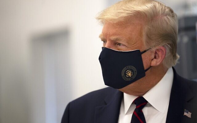 US President Donald Trump wears a mask as he tours a lab at the Bioprocess Innovation Center at Fujifilm Diosynth Biotechnologies in Morrisville, North Carolina, on July 27, 2020. (JIM WATSON / AFP) US President Donald Trump wears a mask as he tours a lab at the Bioprocess Innovation Center at Fujifilm Diosynth Biotechnologies in Morrisville, North Carolina, on July 27, 2020. (JIM WATSON / AFP)