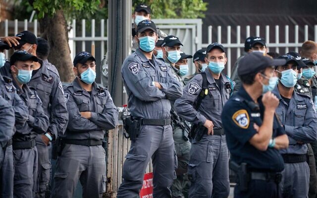 Police officers stand guard during a protest outside the prime minister's official residence in Jerusalem on July 17, 2020. (Yonatan Sindel/Flash90) Police officers stand guard during a protest outside the prime minister's official residence in Jerusalem on July 17, 2020. (Yonatan Sindel/Flash90)