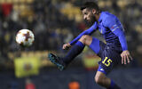 Maccabi Tel Aviv's Dor Micha controls the ball during a Europa League soccer match against Villarreal at the Ceramica stadium in Villarreal, Spain, December 7, 2017. (AP Photo/Alberto Saiz)