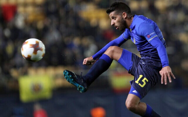 Maccabi Tel Aviv's Dor Micha controls the ball during a Europa League soccer match against Villarreal at the Ceramica stadium in Villarreal, Spain, December 7, 2017. (AP Photo/Alberto Saiz)