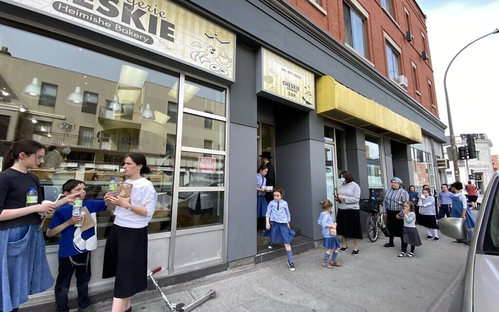 Customers line up outside Cheskies on Bernard Ave in Outremont, Montreal. (Ezra Soiferman/ www.EzraSoiferman.com)