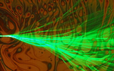 Branched flow, with bubbles in the background, as observed through a microscope at the Technion - Israel Institute of Technology (courtesy of the Technion - Israel Institute of Technology)