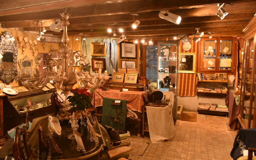 An antique shop in Venice's Jewish ghetto. (Photo by Paolo Raccanelli)