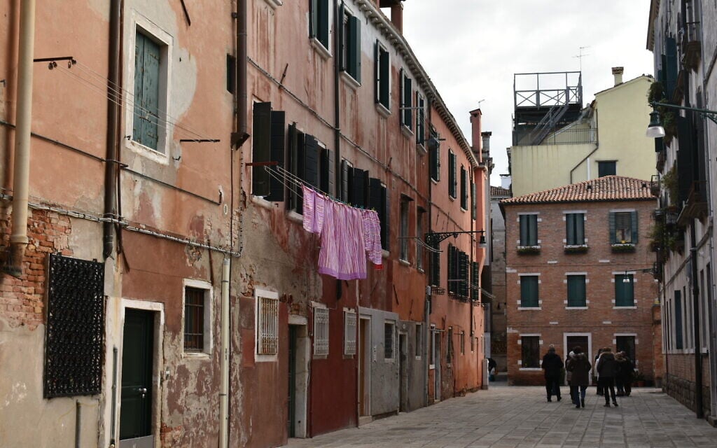 An alleyway in Venice's Jewish ghetto. (Photo by Paolo Raccanelli)