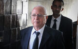 Attorney Yossi Segev arrives at the Tel Aviv District court to represent crime boss Rico Shirazi, on June 19, 2017 (Flash90)