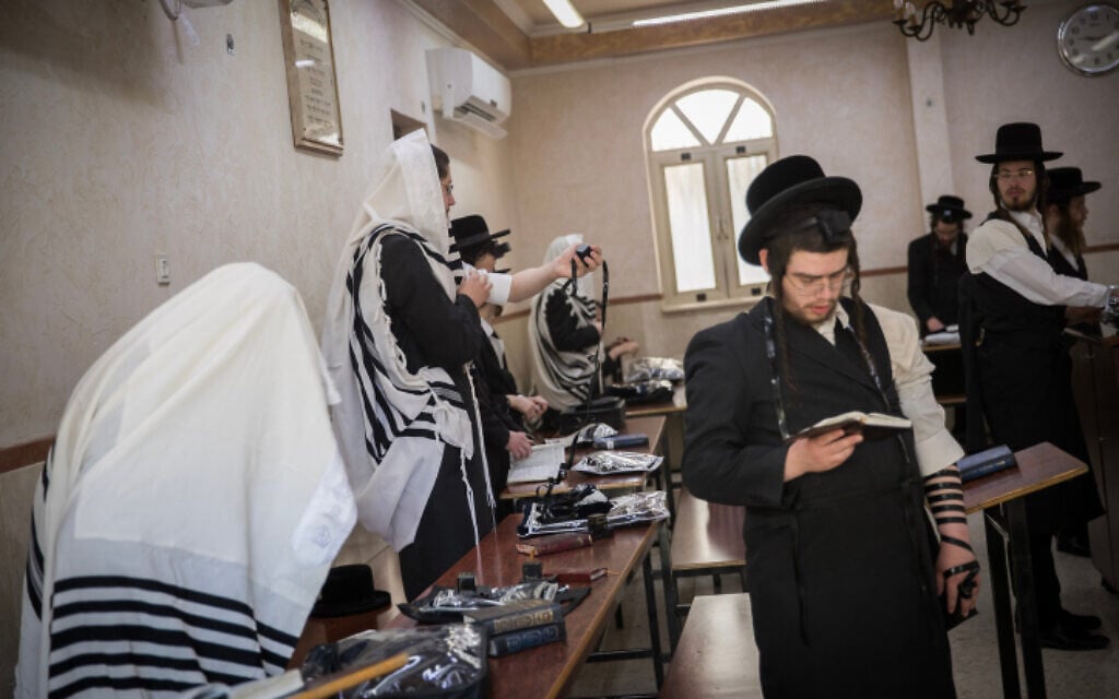 As virus spikes, Shas leader intervenes to allow more people