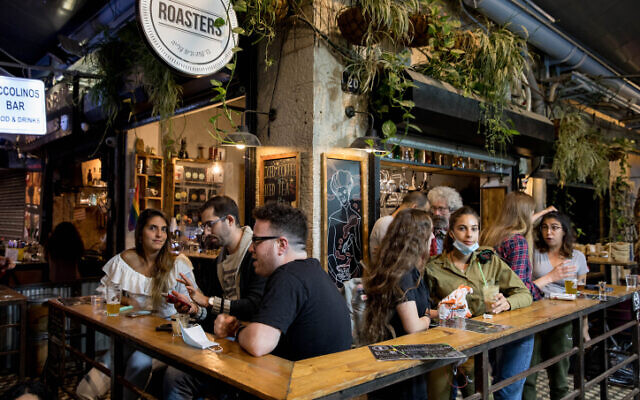Israelis sit at a bar in Jerusalem, on May 27, 2020. (Olivier Fitoussi/Flash90) Israelis sit at a bar in Jerusalem, on May 27, 2020. (Olivier Fitoussi/Flash90)