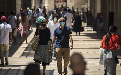 People wearing face masks for fear of the coronavirus at the Mamilla mall in Jerusalem, on July 6, 2020. (Olivier Fitoussi/Flash90)