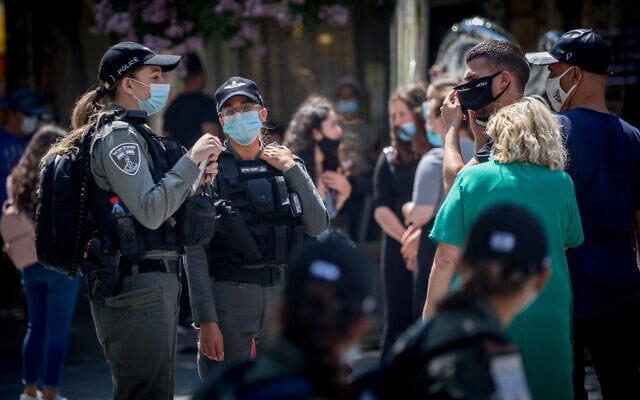 Border police officers check adherence to emergency regulations in Jerusalem, July 6, 2020 (Yonatan Sindel/Flash90) Border police officers check adherence to emergency regulations in Jerusalem, July 6, 2020 (Yonatan Sindel/Flash90)