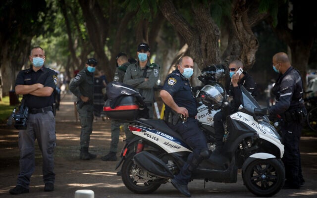 Police stand guard at a protest by self-employed Israelis protesting the lack of financial support from the government, on Rothschild Boulevard in Tel Aviv, July 7, 2020. (Miriam Alster/Flash90) Police stand guard at a protest by self-employed Israelis protesting the lack of financial support from the government, on Rothschild Boulevard in Tel Aviv, July 7, 2020. (Miriam Alster/Flash90)