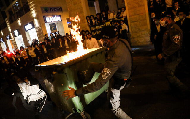 Border Police officers scuffle with ultra-Orthodox Jews during a protest against the closure on the Romema and Kiryat Belz neighborhoods of Jerusalem, July 13, 2020. (Olivier Fitoussi/Flash90) Border Police officers scuffle with ultra-Orthodox Jews during a protest against the closure on the Romema and Kiryat Belz neighborhoods of Jerusalem, July 13, 2020. (Olivier Fitoussi/Flash90)