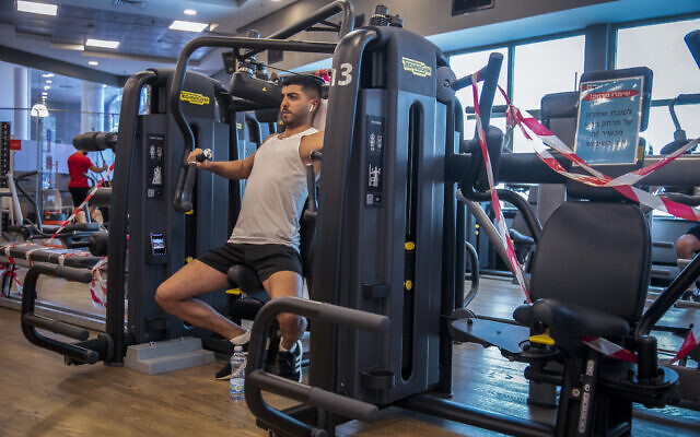 A man exercises at a Modiin gym on July 14, 2020 (Yossi Aloni/Flash90)